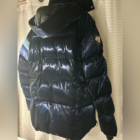 Water resistant and wind tested Coat by Woodpecker is %100 Animal Free (Vegan) - Picture 8 of 12